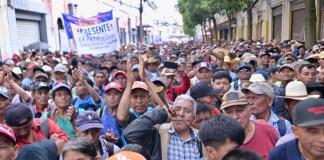 Ex Patrulleros de Autodefensa Civil manifiestan frente al Congreso de la República en demanda de indemnización.