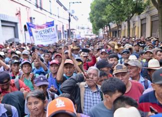 Ex Patrulleros de Autodefensa Civil manifiestan frente al Congreso de la República en demanda de indemnización.