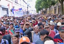 Tránsito lento frente al Congreso por manifestación de expatrulleros que exigen indemnización Ex Patrulleros de Autodefensa Civil manifiestan frente al Congreso de la República en demanda de indemnización.
