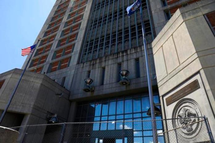Una investigación del Departamento de Justicia de EE.UU. (DOJ, en inglés) y el FBI concluyó que el financiero Jeffrey Epstein. Foto La Hora: EFE.