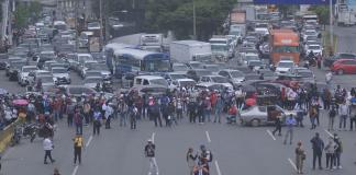 El STEG y el Sindicato de Salud bloquearon las calles. Foto La Hora: Fabricio Alonzo/Archivo