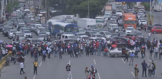 El STEG y el Sindicato de Salud bloquearon las calles. Foto La Hora: Fabricio Alonzo/Archivo