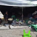 Una familia pasó la noche en una champa improvisada tras el peligro de que se casa se derrumbara por los temblores en Santa María de Jesús. Foto La Hora: Daniel Ramírez.