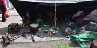 Una familia pasó la noche en una champa improvisada tras el peligro de que se casa se derrumbara por los temblores en Santa María de Jesús. Foto La Hora: Daniel Ramírez.