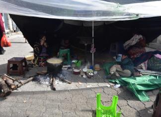 Una familia pasó la noche en una champa improvisada tras el peligro de que se casa se derrumbara por los temblores en Santa María de Jesús. Foto La Hora: Daniel Ramírez.