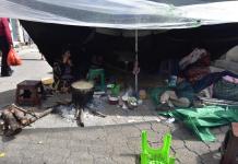 Enjambre sísmico reaviva alerta sobre tecnificar construcción empírica, según experto en sismorresistencia Una familia pasó la noche en una champa improvisada tras el peligro de que se casa se derrumbara por los temblores en Santa María de Jesús. Foto La Hora: Daniel Ramírez.
