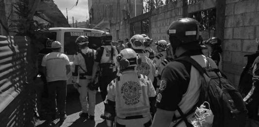 Familiares lloran la pérdida del niño Alberto, víctima del enjambre de sismos que sacudió al país