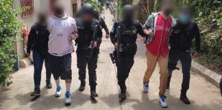 Dos miembros de la Mara Salvatrucha deberán pasar 50 años en prisión, por la muerte de un hombre que fue encontrado en un pozo clandestino. Foto La Hora: PNC