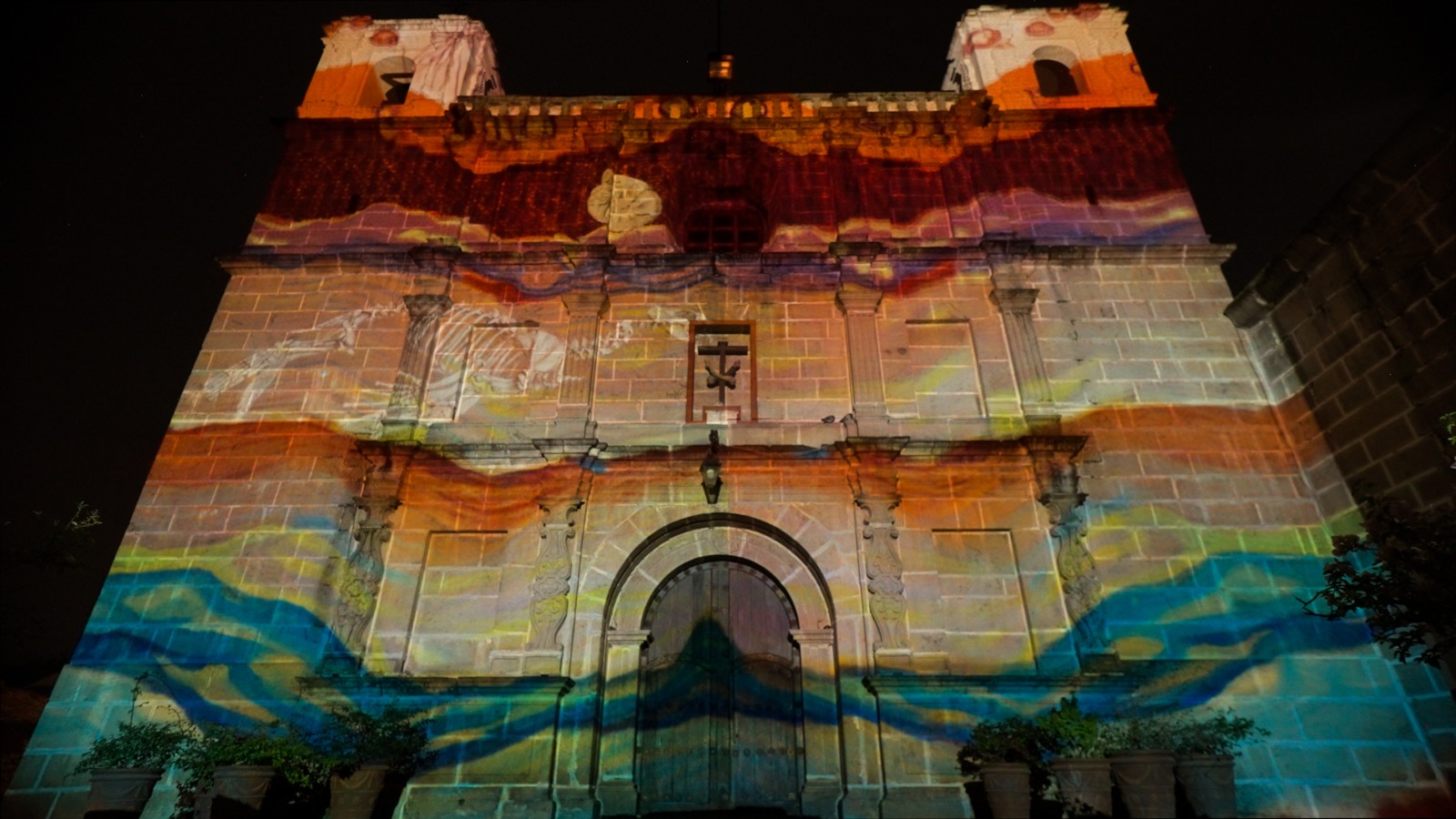 La luz cobra forma y color en cada rincón de las fachas en Antigua. Foto: Festival de la Luz de Antigua