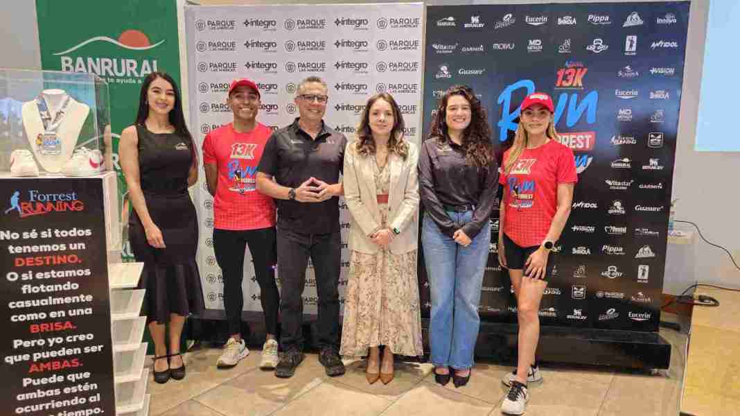Organizadores, representantes, patrocinadores y atletas de Foster Running. Foto: Cortesía de Banrural