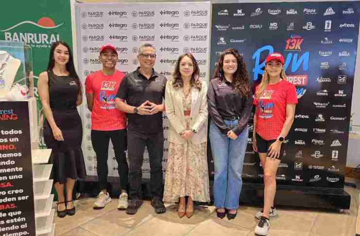 Organizadores, representantes, patrocinadores y atletas de Foster Running. Foto: Cortesía de Banrural