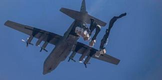 Fuerzas Armadas de Jordania y Emiratos Árabes Unidos lanzan ayuda humanitaria sobre Gaza. Foto La Hora: EFE,