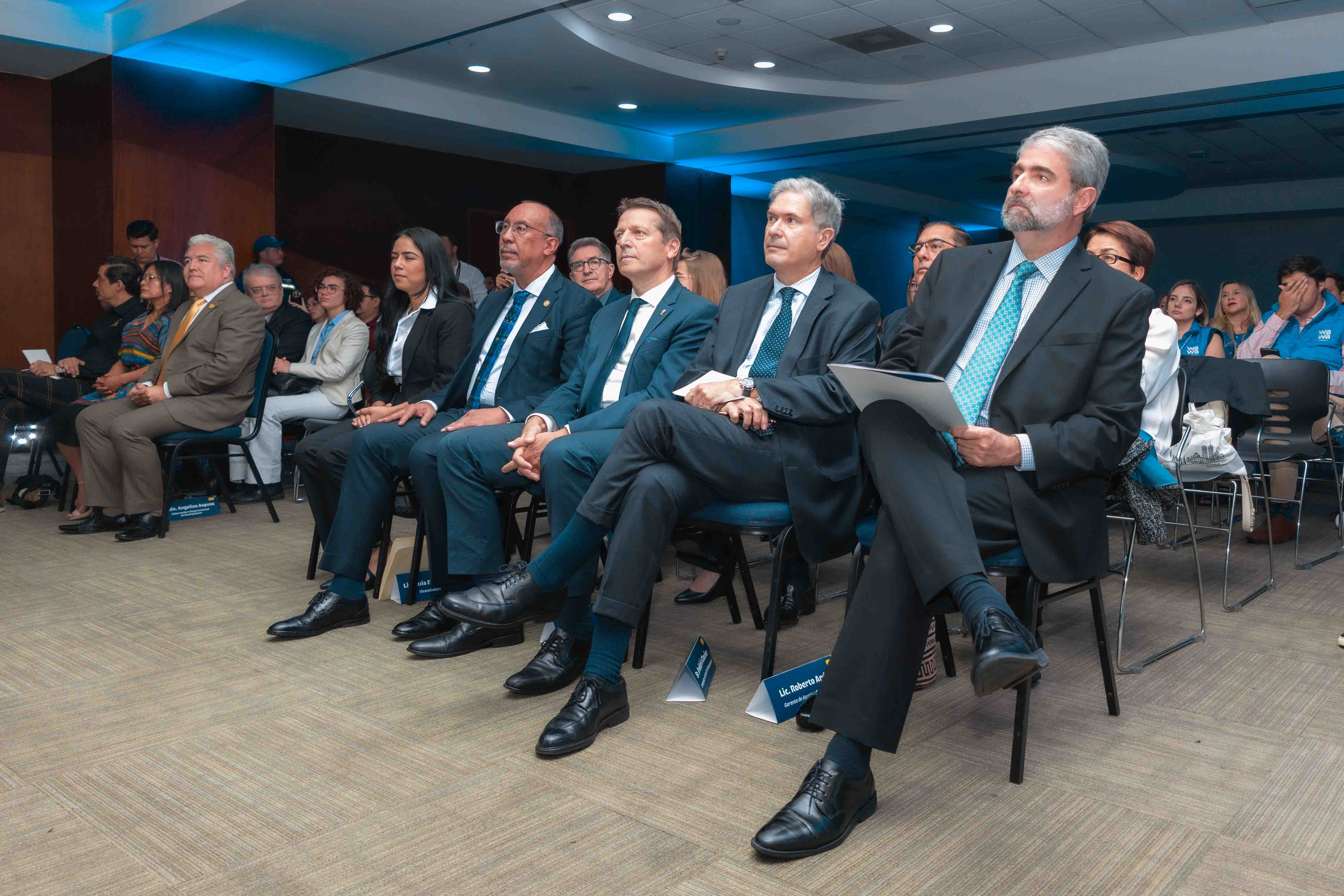 De derecha a izquierda: Roberto Ardón, Gerente de Asuntos Corporativos de Banco Industrial; Frédéric Clavier, embajador de Francia de Guatemala; Hardy Boeckle, embajador de Alemania; y Victoria Balcárcel, jefe de la Unidad de Gestión Ambiental y Social de EEGSA. Foto: Cortesía de Banco Industrial