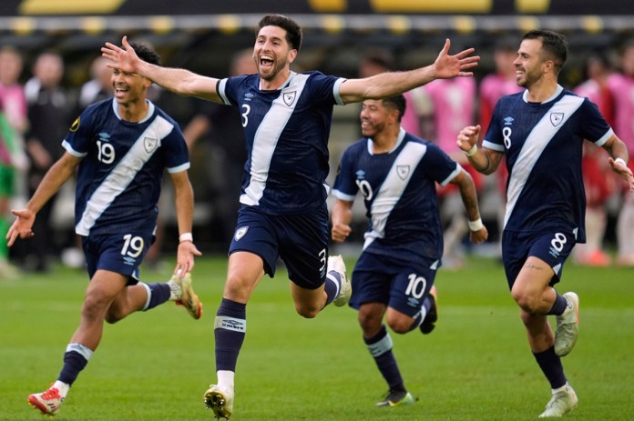 El guatemalteco Nicolás Samayoa (3) celebra con sus compañeros de la selección después de superar a Canadá en tanda de penaltis en los cuartos de final de la Copa Oro de la CONCACAF el domingo 29 de junio de 2025, en Minneapolis. Foto La Hora: AP.