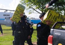 Autoridades del Ministerio de Gobernación hacen el traslado de más de 2 mil paquetes de cocaína ubicados en un semisumergible capturado por el Ejército de Guatemala.