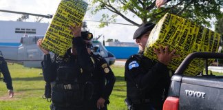 Autoridades del Ministerio de Gobernación hacen el traslado de más de 2 mil paquetes de cocaína ubicados en un semisumergible capturado por el Ejército de Guatemala.
