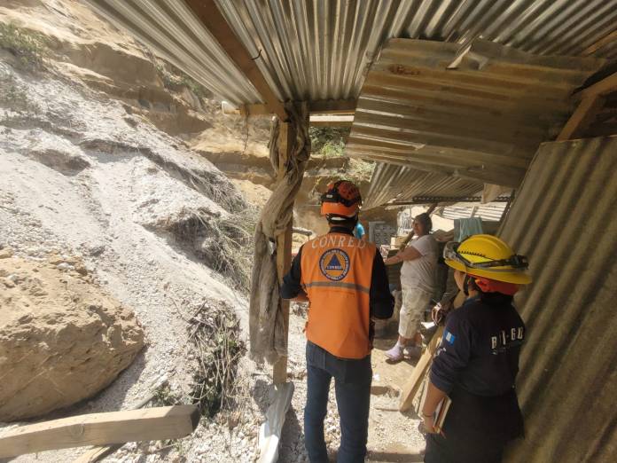 Varias viviendas han presentado daños en su estructura luego de la cadena de sismos registrada en esta semana. Foto La Hora: Conred.