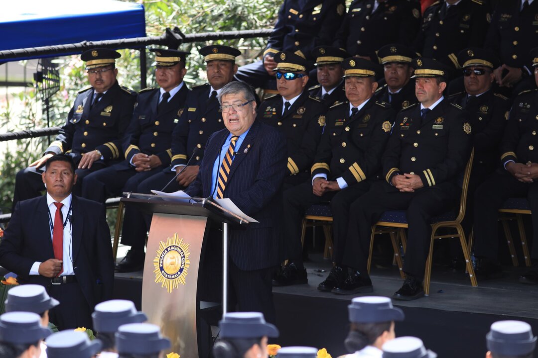 Ministro de Gobernación reprocha “acercamientos” de PNC a políticos en el Congreso y garantiza pago de bono de fin de año