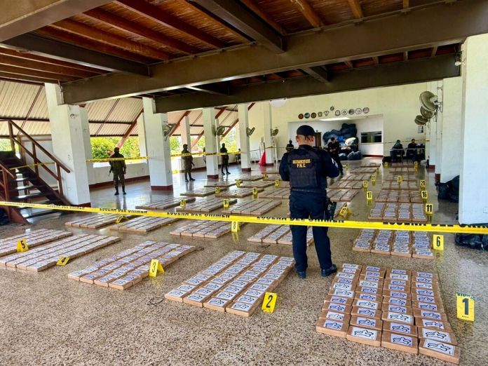 Agentes policiales y fiscales antinarcóticos contabilizan un total de 1 mil 500 paquetes de cocaína ubicados en una embarcación capturada en costas del Pacífico