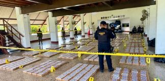 Agentes policiales y fiscales antinarcóticos contabilizan un total de 1 mil 500 paquetes de cocaína ubicados en una embarcación capturada en costas del Pacífico
