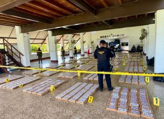 Agentes policiales y fiscales antinarcóticos contabilizan un total de 1 mil 500 paquetes de cocaína ubicados en una embarcación capturada en costas del Pacífico