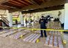 Agentes policiales y fiscales antinarcóticos contabilizan un total de 1 mil 500 paquetes de cocaína ubicados en una embarcación capturada en costas del Pacífico