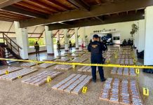 Antinarcóticos contabiliza 1 mil 500 paquetes de cocaína en embarcación capturada en el Pacífico Agentes policiales y fiscales antinarcóticos contabilizan un total de 1 mil 500 paquetes de cocaína ubicados en una embarcación capturada en costas del Pacífico