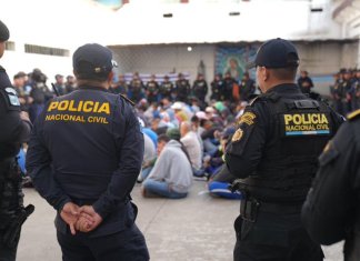 Agentes realizan una requisa en 17 módulos del centro de detención "Pavoncito", por reporte de ilícitos.