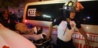 El Ministerio Público (MP) investiga el móvil del hecho criminal en donde murió el hombre que era velado en una funeraria de zona 1. Foto La Hora: CVB
