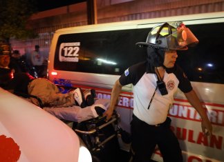 El Ministerio Público (MP) investiga el móvil del hecho criminal en donde murió el hombre que era velado en una funeraria de zona 1. Foto La Hora: CVB