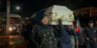 PNC realiza homenaje durante funeral de agente fallecido durante operativo en Río Hondo, Zacapa.