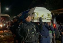 Video: División FEP de Alta Verapaz rinde homenaje a PNC fallecido tras altercado en Zacapa PNC realiza homenaje durante funeral de agente fallecido durante operativo en Río Hondo, Zacapa.