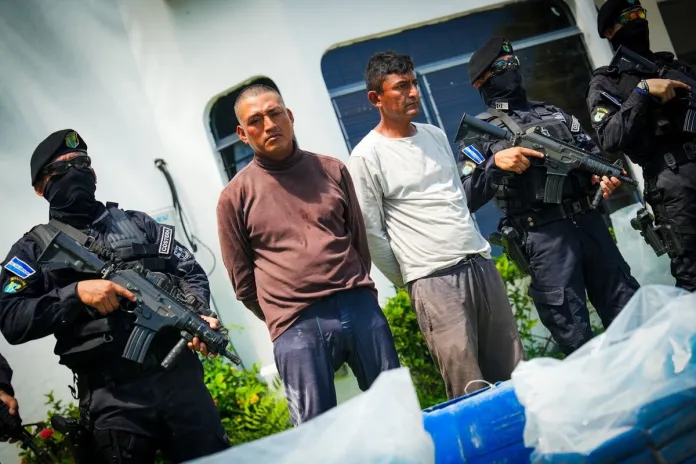 Guatemaltecos son capturados por PNC de El Salvador mientras trasladaban cocaína en dos embarcaciones.