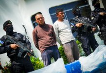 Guatemaltecos son capturados por PNC de El Salvador mientras trasladaban cocaína en dos embarcaciones.