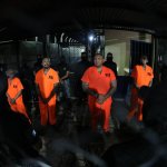 Mingob realiza el traslado de 10 líderes del Barrio 18 y la Mara Salvatrucha hacia la cárcel de máxima seguridad "Renovación 1".