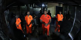 Mingob traslada a 10 líderes del Barrio 18 y MS-13 a Renovación 1 en amplio operativo Mingob realiza el traslado de 10 líderes del Barrio 18 y la Mara Salvatrucha hacia la cárcel de máxima seguridad "Renovación 1".