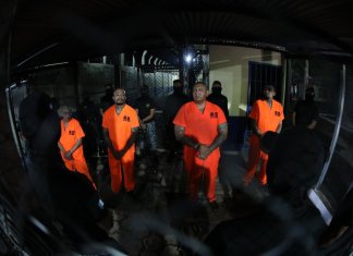 Mingob realiza el traslado de 10 líderes del Barrio 18 y la Mara Salvatrucha hacia la cárcel de máxima seguridad "Renovación 1".