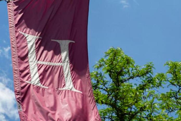 Una gran bandera de la Universidad de Harvard en Cambridge, Massachusetts, EE.UU., en una fotografía de archivo. Foto La Hora: EFE.