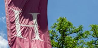 Una gran bandera de la Universidad de Harvard en Cambridge, Massachusetts, EE.UU., en una fotografía de archivo. Foto La Hora: EFE.