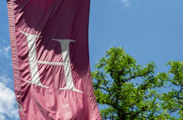 Una gran bandera de la Universidad de Harvard en Cambridge, Massachusetts, EE.UU., en una fotografía de archivo. Foto La Hora: EFE.