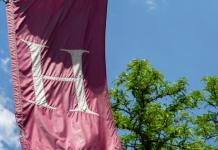 EE. UU. abre investigación a la Universidad de Harvard por su patrocinio de visados internacionales Una gran bandera de la Universidad de Harvard en Cambridge, Massachusetts, EE.UU., en una fotografía de archivo. Foto La Hora: EFE.