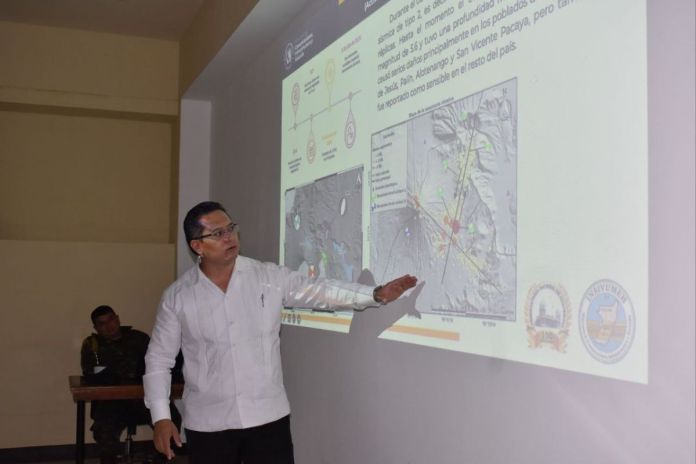 Director del Insivumeh Edwin Rojas, durante la presentación de las tres zonas con mayor impacto geológico. Foto La Hora: Insivumeh