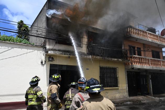 Asilo para ancianos es consumido por las llamas en la zona 1. Foto La Hora: CVB.