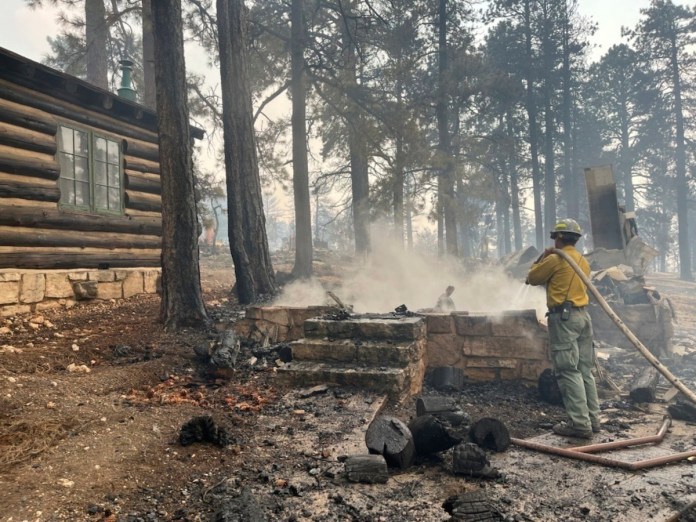 Incendio forestal arrasa con más de 50 estructuras en el Gran Cañón, incluida una cabaña histórica. Foto La Hora: AP