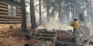 Incendio forestal arrasa con más de 50 estructuras en el Gran Cañón, incluida una cabaña histórica. Foto La Hora: AP