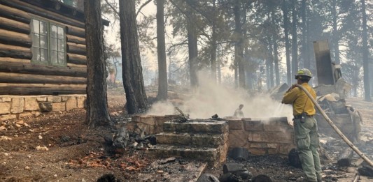 Incendio forestal arrasa con más de 50 estructuras en el Gran Cañón, incluida una cabaña histórica. Foto La Hora: AP