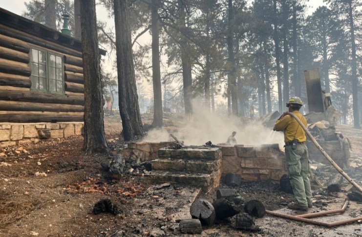 Incendio forestal arrasa con más de 50 estructuras en el Gran Cañón, incluida una cabaña histórica. Foto La Hora: AP