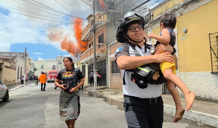 Asilo para ancianos es consumido por las llamas en la zona 1. Foto La Hora: CVB.