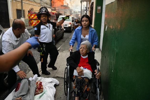 Asilo para ancianos es consumido por las llamas en la zona 1. Foto La Hora: CVB.