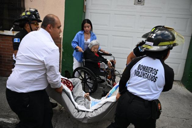 Asilo para ancianos es consumido por las llamas en la zona 1. Foto La Hora: CVB.